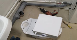 Установка напольного унитаза в Дюртюли: монтаж под ключ от СантехДомДюр от 5148 рублей.